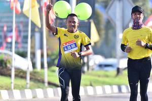 BIB: 430
                            <button type="button" onclick="openModal(3741157)" class="btn btn-primary btn-sm float-right btn-popup" data-toggle="modal" data-target=".modal-high-quality">
                        <i class="fas fa-shopping-cart"></i> Add to Cart
                    </button>
                                            <button type="button" onclick="isThisMe(3741157, true)" class="btn btn-success btn-sm float-right btn-popup btn-isme hidden" data-toggle="tooltip" data-placement="bottom" title="นี่คือรูปของคุณใช่ไหม คลิกที่นี่เพื่อเอาเข้าอัลบั้ม">
                        <i class="fas fa-plus"></i> Add to album
                    </button>
                    <button type="button" onclick="isThisMe(3741157, false)" class="btn btn-warning btn-sm float-right btn-popup btn-isnotme hidden">
                        <i class="fas fa-ban"></i> Remove from album
                    </button>