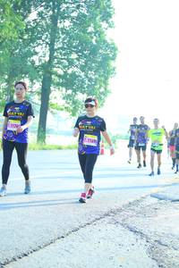 BIB: 1176
                            <button type="button" onclick="openModal(3811618)" class="btn btn-primary btn-sm float-right btn-popup" data-toggle="modal" data-target=".modal-high-quality">
                        <i class="fas fa-shopping-cart"></i> Add to Cart
                    </button>
                                            <button type="button" onclick="isThisMe(3811618, true)" class="btn btn-success btn-sm float-right btn-popup btn-isme hidden" data-toggle="tooltip" data-placement="bottom" title="นี่คือรูปของคุณใช่ไหม คลิกที่นี่เพื่อเอาเข้าอัลบั้ม">
                        <i class="fas fa-plus"></i> Add to album
                    </button>
                    <button type="button" onclick="isThisMe(3811618, false)" class="btn btn-warning btn-sm float-right btn-popup btn-isnotme hidden">
                        <i class="fas fa-ban"></i> Remove from album
                    </button>