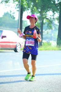 BIB: 22012
                            <button type="button" onclick="openModal(3712445)" class="btn btn-primary btn-sm float-right btn-popup" data-toggle="modal" data-target=".modal-high-quality">
                        <i class="fas fa-shopping-cart"></i> Add to Cart
                    </button>
                                            <button type="button" onclick="isThisMe(3712445, true)" class="btn btn-success btn-sm float-right btn-popup btn-isme hidden" data-toggle="tooltip" data-placement="bottom" title="นี่คือรูปของคุณใช่ไหม คลิกที่นี่เพื่อเอาเข้าอัลบั้ม">
                        <i class="fas fa-plus"></i> Add to album
                    </button>
                    <button type="button" onclick="isThisMe(3712445, false)" class="btn btn-warning btn-sm float-right btn-popup btn-isnotme hidden">
                        <i class="fas fa-ban"></i> Remove from album
                    </button>