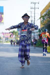 BIB: 40981
                            <button type="button" onclick="openModal(3642332)" class="btn btn-primary btn-sm float-right btn-popup" data-toggle="modal" data-target=".modal-high-quality">
                        <i class="fas fa-shopping-cart"></i> Add to Cart
                    </button>
                                            <button type="button" onclick="isThisMe(3642332, true)" class="btn btn-success btn-sm float-right btn-popup btn-isme hidden" data-toggle="tooltip" data-placement="bottom" title="นี่คือรูปของคุณใช่ไหม คลิกที่นี่เพื่อเอาเข้าอัลบั้ม">
                        <i class="fas fa-plus"></i> Add to album
                    </button>
                    <button type="button" onclick="isThisMe(3642332, false)" class="btn btn-warning btn-sm float-right btn-popup btn-isnotme hidden">
                        <i class="fas fa-ban"></i> Remove from album
                    </button>