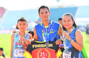 BIB: 041, 211, 1677
                            <button type="button" onclick="openModal(3814653)" class="btn btn-primary btn-sm float-right btn-popup" data-toggle="modal" data-target=".modal-high-quality">
                        <i class="fas fa-shopping-cart"></i> Add to Cart
                    </button>
                                            <button type="button" onclick="isThisMe(3814653, true)" class="btn btn-success btn-sm float-right btn-popup btn-isme hidden" data-toggle="tooltip" data-placement="bottom" title="นี่คือรูปของคุณใช่ไหม คลิกที่นี่เพื่อเอาเข้าอัลบั้ม">
                        <i class="fas fa-plus"></i> Add to album
                    </button>
                    <button type="button" onclick="isThisMe(3814653, false)" class="btn btn-warning btn-sm float-right btn-popup btn-isnotme hidden">
                        <i class="fas fa-ban"></i> Remove from album
                    </button>