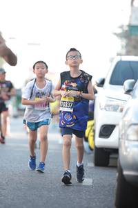 BIB: 10337
                            <button type="button" onclick="openModal(3751931)" class="btn btn-primary btn-sm float-right btn-popup" data-toggle="modal" data-target=".modal-high-quality">
                        <i class="fas fa-shopping-cart"></i> Add to Cart
                    </button>
                                            <button type="button" onclick="isThisMe(3751931, true)" class="btn btn-success btn-sm float-right btn-popup btn-isme hidden" data-toggle="tooltip" data-placement="bottom" title="นี่คือรูปของคุณใช่ไหม คลิกที่นี่เพื่อเอาเข้าอัลบั้ม">
                        <i class="fas fa-plus"></i> Add to album
                    </button>
                    <button type="button" onclick="isThisMe(3751931, false)" class="btn btn-warning btn-sm float-right btn-popup btn-isnotme hidden">
                        <i class="fas fa-ban"></i> Remove from album
                    </button>