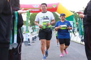 BIB: 285, 2159, 1785
                            <button type="button" onclick="openModal(3555232)" class="btn btn-primary btn-sm float-right btn-popup" data-toggle="modal" data-target=".modal-high-quality">
                        <i class="fas fa-shopping-cart"></i> Add to Cart
                    </button>
                                            <button type="button" onclick="isThisMe(3555232, true)" class="btn btn-success btn-sm float-right btn-popup btn-isme hidden" data-toggle="tooltip" data-placement="bottom" title="นี่คือรูปของคุณใช่ไหม คลิกที่นี่เพื่อเอาเข้าอัลบั้ม">
                        <i class="fas fa-plus"></i> Add to album
                    </button>
                    <button type="button" onclick="isThisMe(3555232, false)" class="btn btn-warning btn-sm float-right btn-popup btn-isnotme hidden">
                        <i class="fas fa-ban"></i> Remove from album
                    </button>