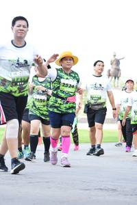 BIB: 2524, 1556
                            <button type="button" onclick="openModal(3646817)" class="btn btn-primary btn-sm float-right btn-popup" data-toggle="modal" data-target=".modal-high-quality">
                        <i class="fas fa-shopping-cart"></i> Add to Cart
                    </button>
                                            <button type="button" onclick="isThisMe(3646817, true)" class="btn btn-success btn-sm float-right btn-popup btn-isme hidden" data-toggle="tooltip" data-placement="bottom" title="นี่คือรูปของคุณใช่ไหม คลิกที่นี่เพื่อเอาเข้าอัลบั้ม">
                        <i class="fas fa-plus"></i> Add to album
                    </button>
                    <button type="button" onclick="isThisMe(3646817, false)" class="btn btn-warning btn-sm float-right btn-popup btn-isnotme hidden">
                        <i class="fas fa-ban"></i> Remove from album
                    </button>