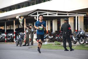 BIB: 1130
                            <button type="button" onclick="openModal(3788482)" class="btn btn-primary btn-sm float-right btn-popup" data-toggle="modal" data-target=".modal-high-quality">
                        <i class="fas fa-shopping-cart"></i> Add to Cart
                    </button>
                                            <button type="button" onclick="isThisMe(3788482, true)" class="btn btn-success btn-sm float-right btn-popup btn-isme hidden" data-toggle="tooltip" data-placement="bottom" title="นี่คือรูปของคุณใช่ไหม คลิกที่นี่เพื่อเอาเข้าอัลบั้ม">
                        <i class="fas fa-plus"></i> Add to album
                    </button>
                    <button type="button" onclick="isThisMe(3788482, false)" class="btn btn-warning btn-sm float-right btn-popup btn-isnotme hidden">
                        <i class="fas fa-ban"></i> Remove from album
                    </button>