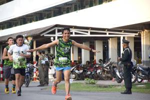 BIB: 905
                            <button type="button" onclick="openModal(3788606)" class="btn btn-primary btn-sm float-right btn-popup" data-toggle="modal" data-target=".modal-high-quality">
                        <i class="fas fa-shopping-cart"></i> Add to Cart
                    </button>
                                            <button type="button" onclick="isThisMe(3788606, true)" class="btn btn-success btn-sm float-right btn-popup btn-isme hidden" data-toggle="tooltip" data-placement="bottom" title="นี่คือรูปของคุณใช่ไหม คลิกที่นี่เพื่อเอาเข้าอัลบั้ม">
                        <i class="fas fa-plus"></i> Add to album
                    </button>
                    <button type="button" onclick="isThisMe(3788606, false)" class="btn btn-warning btn-sm float-right btn-popup btn-isnotme hidden">
                        <i class="fas fa-ban"></i> Remove from album
                    </button>