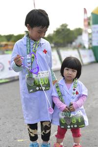 BIB: 880
                            <button type="button" onclick="openModal(3719327)" class="btn btn-primary btn-sm float-right btn-popup" data-toggle="modal" data-target=".modal-high-quality">
                        <i class="fas fa-shopping-cart"></i> Add to Cart
                    </button>
                                            <button type="button" onclick="isThisMe(3719327, true)" class="btn btn-success btn-sm float-right btn-popup btn-isme hidden" data-toggle="tooltip" data-placement="bottom" title="นี่คือรูปของคุณใช่ไหม คลิกที่นี่เพื่อเอาเข้าอัลบั้ม">
                        <i class="fas fa-plus"></i> Add to album
                    </button>
                    <button type="button" onclick="isThisMe(3719327, false)" class="btn btn-warning btn-sm float-right btn-popup btn-isnotme hidden">
                        <i class="fas fa-ban"></i> Remove from album
                    </button>