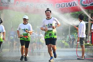 BIB: 1730, 392
                            <button type="button" onclick="openModal(3750005)" class="btn btn-primary btn-sm float-right btn-popup" data-toggle="modal" data-target=".modal-high-quality">
                        <i class="fas fa-shopping-cart"></i> Add to Cart
                    </button>
                                            <button type="button" onclick="isThisMe(3750005, true)" class="btn btn-success btn-sm float-right btn-popup btn-isme hidden" data-toggle="tooltip" data-placement="bottom" title="นี่คือรูปของคุณใช่ไหม คลิกที่นี่เพื่อเอาเข้าอัลบั้ม">
                        <i class="fas fa-plus"></i> Add to album
                    </button>
                    <button type="button" onclick="isThisMe(3750005, false)" class="btn btn-warning btn-sm float-right btn-popup btn-isnotme hidden">
                        <i class="fas fa-ban"></i> Remove from album
                    </button>