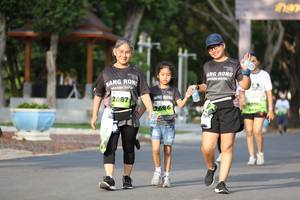 BIB: 287
                            <button type="button" onclick="openModal(3625911)" class="btn btn-primary btn-sm float-right btn-popup" data-toggle="modal" data-target=".modal-high-quality">
                        <i class="fas fa-shopping-cart"></i> Add to Cart
                    </button>
                                            <button type="button" onclick="isThisMe(3625911, true)" class="btn btn-success btn-sm float-right btn-popup btn-isme hidden" data-toggle="tooltip" data-placement="bottom" title="นี่คือรูปของคุณใช่ไหม คลิกที่นี่เพื่อเอาเข้าอัลบั้ม">
                        <i class="fas fa-plus"></i> Add to album
                    </button>
                    <button type="button" onclick="isThisMe(3625911, false)" class="btn btn-warning btn-sm float-right btn-popup btn-isnotme hidden">
                        <i class="fas fa-ban"></i> Remove from album
                    </button>