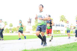 BIB: 917
                            <button type="button" onclick="openModal(3690197)" class="btn btn-primary btn-sm float-right btn-popup" data-toggle="modal" data-target=".modal-high-quality">
                        <i class="fas fa-shopping-cart"></i> Add to Cart
                    </button>
                                            <button type="button" onclick="isThisMe(3690197, true)" class="btn btn-success btn-sm float-right btn-popup btn-isme hidden" data-toggle="tooltip" data-placement="bottom" title="นี่คือรูปของคุณใช่ไหม คลิกที่นี่เพื่อเอาเข้าอัลบั้ม">
                        <i class="fas fa-plus"></i> Add to album
                    </button>
                    <button type="button" onclick="isThisMe(3690197, false)" class="btn btn-warning btn-sm float-right btn-popup btn-isnotme hidden">
                        <i class="fas fa-ban"></i> Remove from album
                    </button>