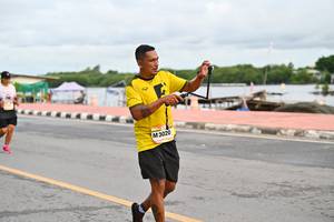 BIB: 3020
                            <button type="button" onclick="openModal(13101383)" class="btn btn-primary btn-sm float-right btn-popup" data-toggle="modal" data-target=".modal-high-quality">
                        <i class="fas fa-shopping-cart"></i> Add to Cart
                    </button>
                                            <button type="button" onclick="isThisMe(13101383, true)" class="btn btn-success btn-sm float-right btn-popup btn-isme hidden" data-toggle="tooltip" data-placement="bottom" title="นี่คือรูปของคุณใช่ไหม คลิกที่นี่เพื่อเอาเข้าอัลบั้ม">
                        <i class="fas fa-plus"></i> Add to album
                    </button>
                    <button type="button" onclick="isThisMe(13101383, false)" class="btn btn-warning btn-sm float-right btn-popup btn-isnotme hidden">
                        <i class="fas fa-ban"></i> Remove from album
                    </button>