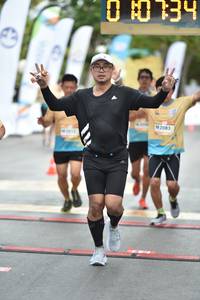 BIB: 0134, 2063
                            <button type="button" onclick="openModal(13097518)" class="btn btn-primary btn-sm float-right btn-popup" data-toggle="modal" data-target=".modal-high-quality">
                        <i class="fas fa-shopping-cart"></i> Add to Cart
                    </button>
                                            <button type="button" onclick="isThisMe(13097518, true)" class="btn btn-success btn-sm float-right btn-popup btn-isme hidden" data-toggle="tooltip" data-placement="bottom" title="นี่คือรูปของคุณใช่ไหม คลิกที่นี่เพื่อเอาเข้าอัลบั้ม">
                        <i class="fas fa-plus"></i> Add to album
                    </button>
                    <button type="button" onclick="isThisMe(13097518, false)" class="btn btn-warning btn-sm float-right btn-popup btn-isnotme hidden">
                        <i class="fas fa-ban"></i> Remove from album
                    </button>