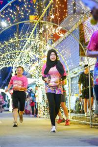 BIB: 810
                            <button type="button" onclick="openModal(24696537)" class="btn btn-primary btn-sm float-right btn-popup" data-toggle="modal" data-target=".modal-high-quality">
                        <i class="fas fa-shopping-cart"></i> Add to Cart
                    </button>
                                            <button type="button" onclick="isThisMe(24696537, true)" class="btn btn-success btn-sm float-right btn-popup btn-isme hidden" data-toggle="tooltip" data-placement="bottom" title="นี่คือรูปของคุณใช่ไหม คลิกที่นี่เพื่อเอาเข้าอัลบั้ม">
                        <i class="fas fa-plus"></i> Add to album
                    </button>
                    <button type="button" onclick="isThisMe(24696537, false)" class="btn btn-warning btn-sm float-right btn-popup btn-isnotme hidden">
                        <i class="fas fa-ban"></i> Remove from album
                    </button>