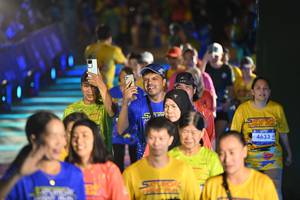 BIB: 4633
                            <button type="button" onclick="openModal(26230060)" class="btn btn-primary btn-sm float-right btn-popup" data-toggle="modal" data-target=".modal-high-quality">
                        <i class="fas fa-shopping-cart"></i> Add to Cart
                    </button>
                                            <button type="button" onclick="isThisMe(26230060, true)" class="btn btn-success btn-sm float-right btn-popup btn-isme hidden" data-toggle="tooltip" data-placement="bottom" title="นี่คือรูปของคุณใช่ไหม คลิกที่นี่เพื่อเอาเข้าอัลบั้ม">
                        <i class="fas fa-plus"></i> Add to album
                    </button>
                    <button type="button" onclick="isThisMe(26230060, false)" class="btn btn-warning btn-sm float-right btn-popup btn-isnotme hidden">
                        <i class="fas fa-ban"></i> Remove from album
                    </button>