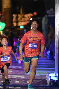 BIB: 110, 4518, 4066
                            <button type="button" onclick="openModal(26225303)" class="btn btn-primary btn-sm float-right btn-popup" data-toggle="modal" data-target=".modal-high-quality">
                        <i class="fas fa-shopping-cart"></i> Add to Cart
                    </button>
                                            <button type="button" onclick="isThisMe(26225303, true)" class="btn btn-success btn-sm float-right btn-popup btn-isme hidden" data-toggle="tooltip" data-placement="bottom" title="นี่คือรูปของคุณใช่ไหม คลิกที่นี่เพื่อเอาเข้าอัลบั้ม">
                        <i class="fas fa-plus"></i> Add to album
                    </button>
                    <button type="button" onclick="isThisMe(26225303, false)" class="btn btn-warning btn-sm float-right btn-popup btn-isnotme hidden">
                        <i class="fas fa-ban"></i> Remove from album
                    </button>