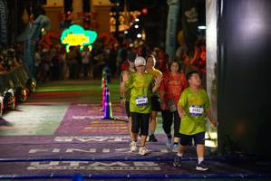 BIB: 7040, 3445, 3582
                            <button type="button" onclick="openModal(26269607)" class="btn btn-primary btn-sm float-right btn-popup" data-toggle="modal" data-target=".modal-high-quality">
                        <i class="fas fa-shopping-cart"></i> Add to Cart
                    </button>
                                            <button type="button" onclick="isThisMe(26269607, true)" class="btn btn-success btn-sm float-right btn-popup btn-isme hidden" data-toggle="tooltip" data-placement="bottom" title="นี่คือรูปของคุณใช่ไหม คลิกที่นี่เพื่อเอาเข้าอัลบั้ม">
                        <i class="fas fa-plus"></i> Add to album
                    </button>
                    <button type="button" onclick="isThisMe(26269607, false)" class="btn btn-warning btn-sm float-right btn-popup btn-isnotme hidden">
                        <i class="fas fa-ban"></i> Remove from album
                    </button>