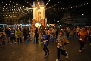 BIB: 3943
                            <button type="button" onclick="openModal(26260535)" class="btn btn-primary btn-sm float-right btn-popup" data-toggle="modal" data-target=".modal-high-quality">
                        <i class="fas fa-shopping-cart"></i> Add to Cart
                    </button>
                                            <button type="button" onclick="isThisMe(26260535, true)" class="btn btn-success btn-sm float-right btn-popup btn-isme hidden" data-toggle="tooltip" data-placement="bottom" title="นี่คือรูปของคุณใช่ไหม คลิกที่นี่เพื่อเอาเข้าอัลบั้ม">
                        <i class="fas fa-plus"></i> Add to album
                    </button>
                    <button type="button" onclick="isThisMe(26260535, false)" class="btn btn-warning btn-sm float-right btn-popup btn-isnotme hidden">
                        <i class="fas fa-ban"></i> Remove from album
                    </button>