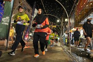 BIB: 4309, 395
                            <button type="button" onclick="openModal(26258984)" class="btn btn-primary btn-sm float-right btn-popup" data-toggle="modal" data-target=".modal-high-quality">
                        <i class="fas fa-shopping-cart"></i> Add to Cart
                    </button>
                                            <button type="button" onclick="isThisMe(26258984, true)" class="btn btn-success btn-sm float-right btn-popup btn-isme hidden" data-toggle="tooltip" data-placement="bottom" title="นี่คือรูปของคุณใช่ไหม คลิกที่นี่เพื่อเอาเข้าอัลบั้ม">
                        <i class="fas fa-plus"></i> Add to album
                    </button>
                    <button type="button" onclick="isThisMe(26258984, false)" class="btn btn-warning btn-sm float-right btn-popup btn-isnotme hidden">
                        <i class="fas fa-ban"></i> Remove from album
                    </button>