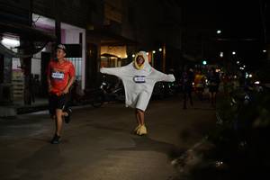 BIB: 4357
                            <button type="button" onclick="openModal(26221304)" class="btn btn-primary btn-sm float-right btn-popup" data-toggle="modal" data-target=".modal-high-quality">
                        <i class="fas fa-shopping-cart"></i> Add to Cart
                    </button>
                                            <button type="button" onclick="isThisMe(26221304, true)" class="btn btn-success btn-sm float-right btn-popup btn-isme hidden" data-toggle="tooltip" data-placement="bottom" title="นี่คือรูปของคุณใช่ไหม คลิกที่นี่เพื่อเอาเข้าอัลบั้ม">
                        <i class="fas fa-plus"></i> Add to album
                    </button>
                    <button type="button" onclick="isThisMe(26221304, false)" class="btn btn-warning btn-sm float-right btn-popup btn-isnotme hidden">
                        <i class="fas fa-ban"></i> Remove from album
                    </button>