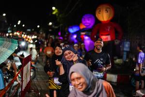 BIB: 14067
                            <button type="button" onclick="openModal(28186237)" class="btn btn-primary btn-sm float-right btn-popup" data-toggle="modal" data-target=".modal-high-quality">
                        <i class="fas fa-shopping-cart"></i> Add to Cart
                    </button>
                                            <button type="button" onclick="isThisMe(28186237, true)" class="btn btn-success btn-sm float-right btn-popup btn-isme hidden" data-toggle="tooltip" data-placement="bottom" title="นี่คือรูปของคุณใช่ไหม คลิกที่นี่เพื่อเอาเข้าอัลบั้ม">
                        <i class="fas fa-plus"></i> Add to album
                    </button>
                    <button type="button" onclick="isThisMe(28186237, false)" class="btn btn-warning btn-sm float-right btn-popup btn-isnotme hidden">
                        <i class="fas fa-ban"></i> Remove from album
                    </button>