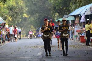 BIB: 3040, 041
                            <button type="button" onclick="openModal(7191120)" class="btn btn-primary btn-sm float-right btn-popup" data-toggle="modal" data-target=".modal-high-quality">
                        <i class="fas fa-shopping-cart"></i> Add to Cart
                    </button>
                                            <button type="button" onclick="isThisMe(7191120, true)" class="btn btn-success btn-sm float-right btn-popup btn-isme hidden" data-toggle="tooltip" data-placement="bottom" title="นี่คือรูปของคุณใช่ไหม คลิกที่นี่เพื่อเอาเข้าอัลบั้ม">
                        <i class="fas fa-plus"></i> Add to album
                    </button>
                    <button type="button" onclick="isThisMe(7191120, false)" class="btn btn-warning btn-sm float-right btn-popup btn-isnotme hidden">
                        <i class="fas fa-ban"></i> Remove from album
                    </button>