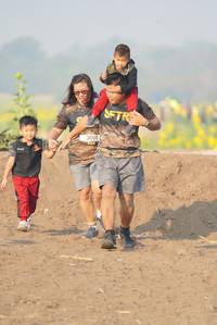 BIB: 3084
                            <button type="button" onclick="openModal(7169304)" class="btn btn-primary btn-sm float-right btn-popup" data-toggle="modal" data-target=".modal-high-quality">
                        <i class="fas fa-shopping-cart"></i> Add to Cart
                    </button>
                                            <button type="button" onclick="isThisMe(7169304, true)" class="btn btn-success btn-sm float-right btn-popup btn-isme hidden" data-toggle="tooltip" data-placement="bottom" title="นี่คือรูปของคุณใช่ไหม คลิกที่นี่เพื่อเอาเข้าอัลบั้ม">
                        <i class="fas fa-plus"></i> Add to album
                    </button>
                    <button type="button" onclick="isThisMe(7169304, false)" class="btn btn-warning btn-sm float-right btn-popup btn-isnotme hidden">
                        <i class="fas fa-ban"></i> Remove from album
                    </button>