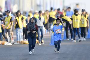 BIB: 8977
                            <button type="button" onclick="openModal(3462281)" class="btn btn-primary btn-sm float-right btn-popup" data-toggle="modal" data-target=".modal-high-quality">
                        <i class="fas fa-shopping-cart"></i> Add to Cart
                    </button>
                                            <button type="button" onclick="isThisMe(3462281, true)" class="btn btn-success btn-sm float-right btn-popup btn-isme hidden" data-toggle="tooltip" data-placement="bottom" title="นี่คือรูปของคุณใช่ไหม คลิกที่นี่เพื่อเอาเข้าอัลบั้ม">
                        <i class="fas fa-plus"></i> Add to album
                    </button>
                    <button type="button" onclick="isThisMe(3462281, false)" class="btn btn-warning btn-sm float-right btn-popup btn-isnotme hidden">
                        <i class="fas fa-ban"></i> Remove from album
                    </button>