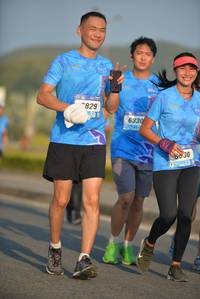 BIB: 829, 633, 030
                            <button type="button" onclick="openModal(3270178)" class="btn btn-primary btn-sm float-right btn-popup" data-toggle="modal" data-target=".modal-high-quality">
                        <i class="fas fa-shopping-cart"></i> Add to Cart
                    </button>
                                            <button type="button" onclick="isThisMe(3270178, true)" class="btn btn-success btn-sm float-right btn-popup btn-isme hidden" data-toggle="tooltip" data-placement="bottom" title="นี่คือรูปของคุณใช่ไหม คลิกที่นี่เพื่อเอาเข้าอัลบั้ม">
                        <i class="fas fa-plus"></i> Add to album
                    </button>
                    <button type="button" onclick="isThisMe(3270178, false)" class="btn btn-warning btn-sm float-right btn-popup btn-isnotme hidden">
                        <i class="fas fa-ban"></i> Remove from album
                    </button>