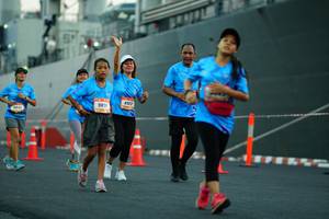 BIB: 922, 985
                            <button type="button" onclick="openModal(3339198)" class="btn btn-primary btn-sm float-right btn-popup" data-toggle="modal" data-target=".modal-high-quality">
                        <i class="fas fa-shopping-cart"></i> Add to Cart
                    </button>
                                            <button type="button" onclick="isThisMe(3339198, true)" class="btn btn-success btn-sm float-right btn-popup btn-isme hidden" data-toggle="tooltip" data-placement="bottom" title="นี่คือรูปของคุณใช่ไหม คลิกที่นี่เพื่อเอาเข้าอัลบั้ม">
                        <i class="fas fa-plus"></i> Add to album
                    </button>
                    <button type="button" onclick="isThisMe(3339198, false)" class="btn btn-warning btn-sm float-right btn-popup btn-isnotme hidden">
                        <i class="fas fa-ban"></i> Remove from album
                    </button>