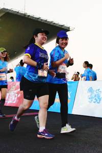 BIB: 911, 8080
                            <button type="button" onclick="openModal(3515426)" class="btn btn-primary btn-sm float-right btn-popup" data-toggle="modal" data-target=".modal-high-quality">
                        <i class="fas fa-shopping-cart"></i> Add to Cart
                    </button>
                                            <button type="button" onclick="isThisMe(3515426, true)" class="btn btn-success btn-sm float-right btn-popup btn-isme hidden" data-toggle="tooltip" data-placement="bottom" title="นี่คือรูปของคุณใช่ไหม คลิกที่นี่เพื่อเอาเข้าอัลบั้ม">
                        <i class="fas fa-plus"></i> Add to album
                    </button>
                    <button type="button" onclick="isThisMe(3515426, false)" class="btn btn-warning btn-sm float-right btn-popup btn-isnotme hidden">
                        <i class="fas fa-ban"></i> Remove from album
                    </button>