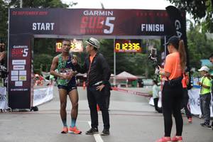 BIB: 2019, 9210
                            <button type="button" onclick="openModal(5566746)" class="btn btn-primary btn-sm float-right btn-popup" data-toggle="modal" data-target=".modal-high-quality">
                        <i class="fas fa-shopping-cart"></i> Add to Cart
                    </button>
                                            <button type="button" onclick="isThisMe(5566746, true)" class="btn btn-success btn-sm float-right btn-popup btn-isme hidden" data-toggle="tooltip" data-placement="bottom" title="นี่คือรูปของคุณใช่ไหม คลิกที่นี่เพื่อเอาเข้าอัลบั้ม">
                        <i class="fas fa-plus"></i> Add to album
                    </button>
                    <button type="button" onclick="isThisMe(5566746, false)" class="btn btn-warning btn-sm float-right btn-popup btn-isnotme hidden">
                        <i class="fas fa-ban"></i> Remove from album
                    </button>