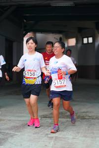 BIB: 5158, 5157
                            <button type="button" onclick="openModal(6055354)" class="btn btn-primary btn-sm float-right btn-popup" data-toggle="modal" data-target=".modal-high-quality">
                        <i class="fas fa-shopping-cart"></i> Add to Cart
                    </button>
                                            <button type="button" onclick="isThisMe(6055354, true)" class="btn btn-success btn-sm float-right btn-popup btn-isme hidden" data-toggle="tooltip" data-placement="bottom" title="นี่คือรูปของคุณใช่ไหม คลิกที่นี่เพื่อเอาเข้าอัลบั้ม">
                        <i class="fas fa-plus"></i> Add to album
                    </button>
                    <button type="button" onclick="isThisMe(6055354, false)" class="btn btn-warning btn-sm float-right btn-popup btn-isnotme hidden">
                        <i class="fas fa-ban"></i> Remove from album
                    </button>