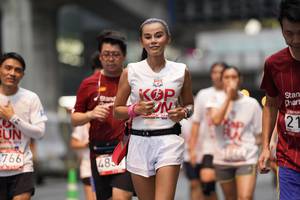 BIB: 201, 766
                            <button type="button" onclick="openModal(5878095)" class="btn btn-primary btn-sm float-right btn-popup" data-toggle="modal" data-target=".modal-high-quality">
                        <i class="fas fa-shopping-cart"></i> Add to Cart
                    </button>
                                            <button type="button" onclick="isThisMe(5878095, true)" class="btn btn-success btn-sm float-right btn-popup btn-isme hidden" data-toggle="tooltip" data-placement="bottom" title="นี่คือรูปของคุณใช่ไหม คลิกที่นี่เพื่อเอาเข้าอัลบั้ม">
                        <i class="fas fa-plus"></i> Add to album
                    </button>
                    <button type="button" onclick="isThisMe(5878095, false)" class="btn btn-warning btn-sm float-right btn-popup btn-isnotme hidden">
                        <i class="fas fa-ban"></i> Remove from album
                    </button>