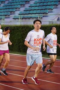 BIB: 779
                            <button type="button" onclick="openModal(6097973)" class="btn btn-primary btn-sm float-right btn-popup" data-toggle="modal" data-target=".modal-high-quality">
                        <i class="fas fa-shopping-cart"></i> Add to Cart
                    </button>
                                            <button type="button" onclick="isThisMe(6097973, true)" class="btn btn-success btn-sm float-right btn-popup btn-isme hidden" data-toggle="tooltip" data-placement="bottom" title="นี่คือรูปของคุณใช่ไหม คลิกที่นี่เพื่อเอาเข้าอัลบั้ม">
                        <i class="fas fa-plus"></i> Add to album
                    </button>
                    <button type="button" onclick="isThisMe(6097973, false)" class="btn btn-warning btn-sm float-right btn-popup btn-isnotme hidden">
                        <i class="fas fa-ban"></i> Remove from album
                    </button>