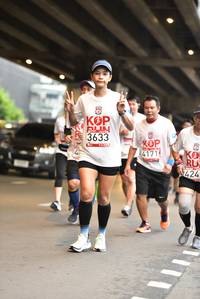 BIB: 3633, 4171, 424
                            <button type="button" onclick="openModal(5865833)" class="btn btn-primary btn-sm float-right btn-popup" data-toggle="modal" data-target=".modal-high-quality">
                        <i class="fas fa-shopping-cart"></i> Add to Cart
                    </button>
                                            <button type="button" onclick="isThisMe(5865833, true)" class="btn btn-success btn-sm float-right btn-popup btn-isme hidden" data-toggle="tooltip" data-placement="bottom" title="นี่คือรูปของคุณใช่ไหม คลิกที่นี่เพื่อเอาเข้าอัลบั้ม">
                        <i class="fas fa-plus"></i> Add to album
                    </button>
                    <button type="button" onclick="isThisMe(5865833, false)" class="btn btn-warning btn-sm float-right btn-popup btn-isnotme hidden">
                        <i class="fas fa-ban"></i> Remove from album
                    </button>