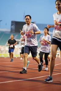 BIB: 676, 7948, 6719
                            <button type="button" onclick="openModal(5911368)" class="btn btn-primary btn-sm float-right btn-popup" data-toggle="modal" data-target=".modal-high-quality">
                        <i class="fas fa-shopping-cart"></i> Add to Cart
                    </button>
                                            <button type="button" onclick="isThisMe(5911368, true)" class="btn btn-success btn-sm float-right btn-popup btn-isme hidden" data-toggle="tooltip" data-placement="bottom" title="นี่คือรูปของคุณใช่ไหม คลิกที่นี่เพื่อเอาเข้าอัลบั้ม">
                        <i class="fas fa-plus"></i> Add to album
                    </button>
                    <button type="button" onclick="isThisMe(5911368, false)" class="btn btn-warning btn-sm float-right btn-popup btn-isnotme hidden">
                        <i class="fas fa-ban"></i> Remove from album
                    </button>