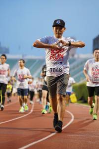 BIB: 2019, 7048, 135
                            <button type="button" onclick="openModal(5910990)" class="btn btn-primary btn-sm float-right btn-popup" data-toggle="modal" data-target=".modal-high-quality">
                        <i class="fas fa-shopping-cart"></i> Add to Cart
                    </button>
                                            <button type="button" onclick="isThisMe(5910990, true)" class="btn btn-success btn-sm float-right btn-popup btn-isme hidden" data-toggle="tooltip" data-placement="bottom" title="นี่คือรูปของคุณใช่ไหม คลิกที่นี่เพื่อเอาเข้าอัลบั้ม">
                        <i class="fas fa-plus"></i> Add to album
                    </button>
                    <button type="button" onclick="isThisMe(5910990, false)" class="btn btn-warning btn-sm float-right btn-popup btn-isnotme hidden">
                        <i class="fas fa-ban"></i> Remove from album
                    </button>