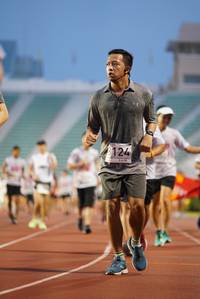 BIB: 124
                            <button type="button" onclick="openModal(5910083)" class="btn btn-primary btn-sm float-right btn-popup" data-toggle="modal" data-target=".modal-high-quality">
                        <i class="fas fa-shopping-cart"></i> Add to Cart
                    </button>
                                            <button type="button" onclick="isThisMe(5910083, true)" class="btn btn-success btn-sm float-right btn-popup btn-isme hidden" data-toggle="tooltip" data-placement="bottom" title="นี่คือรูปของคุณใช่ไหม คลิกที่นี่เพื่อเอาเข้าอัลบั้ม">
                        <i class="fas fa-plus"></i> Add to album
                    </button>
                    <button type="button" onclick="isThisMe(5910083, false)" class="btn btn-warning btn-sm float-right btn-popup btn-isnotme hidden">
                        <i class="fas fa-ban"></i> Remove from album
                    </button>