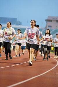 BIB: 758, 8506, 6464
                            <button type="button" onclick="openModal(5911394)" class="btn btn-primary btn-sm float-right btn-popup" data-toggle="modal" data-target=".modal-high-quality">
                        <i class="fas fa-shopping-cart"></i> Add to Cart
                    </button>
                                            <button type="button" onclick="isThisMe(5911394, true)" class="btn btn-success btn-sm float-right btn-popup btn-isme hidden" data-toggle="tooltip" data-placement="bottom" title="นี่คือรูปของคุณใช่ไหม คลิกที่นี่เพื่อเอาเข้าอัลบั้ม">
                        <i class="fas fa-plus"></i> Add to album
                    </button>
                    <button type="button" onclick="isThisMe(5911394, false)" class="btn btn-warning btn-sm float-right btn-popup btn-isnotme hidden">
                        <i class="fas fa-ban"></i> Remove from album
                    </button>