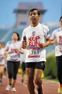 BIB: 201, 1761
                            <button type="button" onclick="openModal(5912550)" class="btn btn-primary btn-sm float-right btn-popup" data-toggle="modal" data-target=".modal-high-quality">
                        <i class="fas fa-shopping-cart"></i> Add to Cart
                    </button>
                                            <button type="button" onclick="isThisMe(5912550, true)" class="btn btn-success btn-sm float-right btn-popup btn-isme hidden" data-toggle="tooltip" data-placement="bottom" title="นี่คือรูปของคุณใช่ไหม คลิกที่นี่เพื่อเอาเข้าอัลบั้ม">
                        <i class="fas fa-plus"></i> Add to album
                    </button>
                    <button type="button" onclick="isThisMe(5912550, false)" class="btn btn-warning btn-sm float-right btn-popup btn-isnotme hidden">
                        <i class="fas fa-ban"></i> Remove from album
                    </button>