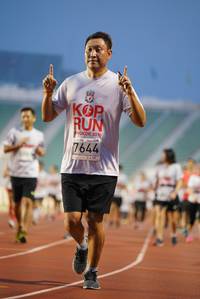 BIB: 201, 7644
                            <button type="button" onclick="openModal(5909162)" class="btn btn-primary btn-sm float-right btn-popup" data-toggle="modal" data-target=".modal-high-quality">
                        <i class="fas fa-shopping-cart"></i> Add to Cart
                    </button>
                                            <button type="button" onclick="isThisMe(5909162, true)" class="btn btn-success btn-sm float-right btn-popup btn-isme hidden" data-toggle="tooltip" data-placement="bottom" title="นี่คือรูปของคุณใช่ไหม คลิกที่นี่เพื่อเอาเข้าอัลบั้ม">
                        <i class="fas fa-plus"></i> Add to album
                    </button>
                    <button type="button" onclick="isThisMe(5909162, false)" class="btn btn-warning btn-sm float-right btn-popup btn-isnotme hidden">
                        <i class="fas fa-ban"></i> Remove from album
                    </button>