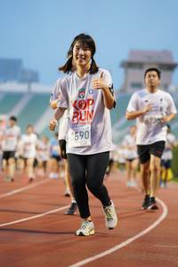 BIB: 690
                            <button type="button" onclick="openModal(5911669)" class="btn btn-primary btn-sm float-right btn-popup" data-toggle="modal" data-target=".modal-high-quality">
                        <i class="fas fa-shopping-cart"></i> Add to Cart
                    </button>
                                            <button type="button" onclick="isThisMe(5911669, true)" class="btn btn-success btn-sm float-right btn-popup btn-isme hidden" data-toggle="tooltip" data-placement="bottom" title="นี่คือรูปของคุณใช่ไหม คลิกที่นี่เพื่อเอาเข้าอัลบั้ม">
                        <i class="fas fa-plus"></i> Add to album
                    </button>
                    <button type="button" onclick="isThisMe(5911669, false)" class="btn btn-warning btn-sm float-right btn-popup btn-isnotme hidden">
                        <i class="fas fa-ban"></i> Remove from album
                    </button>