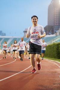 BIB: 8239, 
                            <button type="button" onclick="openModal(5912324)" class="btn btn-primary btn-sm float-right btn-popup" data-toggle="modal" data-target=".modal-high-quality">
                        <i class="fas fa-shopping-cart"></i> Add to Cart
                    </button>
                                            <button type="button" onclick="isThisMe(5912324, true)" class="btn btn-success btn-sm float-right btn-popup btn-isme hidden" data-toggle="tooltip" data-placement="bottom" title="นี่คือรูปของคุณใช่ไหม คลิกที่นี่เพื่อเอาเข้าอัลบั้ม">
                        <i class="fas fa-plus"></i> Add to album
                    </button>
                    <button type="button" onclick="isThisMe(5912324, false)" class="btn btn-warning btn-sm float-right btn-popup btn-isnotme hidden">
                        <i class="fas fa-ban"></i> Remove from album
                    </button>