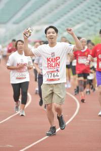 BIB: 010, 6580, 1764
                            <button type="button" onclick="openModal(5948336)" class="btn btn-primary btn-sm float-right btn-popup" data-toggle="modal" data-target=".modal-high-quality">
                        <i class="fas fa-shopping-cart"></i> Add to Cart
                    </button>
                                            <button type="button" onclick="isThisMe(5948336, true)" class="btn btn-success btn-sm float-right btn-popup btn-isme hidden" data-toggle="tooltip" data-placement="bottom" title="นี่คือรูปของคุณใช่ไหม คลิกที่นี่เพื่อเอาเข้าอัลบั้ม">
                        <i class="fas fa-plus"></i> Add to album
                    </button>
                    <button type="button" onclick="isThisMe(5948336, false)" class="btn btn-warning btn-sm float-right btn-popup btn-isnotme hidden">
                        <i class="fas fa-ban"></i> Remove from album
                    </button>