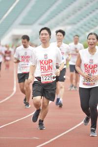 BIB: 5923, 1225, 352
                            <button type="button" onclick="openModal(5948638)" class="btn btn-primary btn-sm float-right btn-popup" data-toggle="modal" data-target=".modal-high-quality">
                        <i class="fas fa-shopping-cart"></i> Add to Cart
                    </button>
                                            <button type="button" onclick="isThisMe(5948638, true)" class="btn btn-success btn-sm float-right btn-popup btn-isme hidden" data-toggle="tooltip" data-placement="bottom" title="นี่คือรูปของคุณใช่ไหม คลิกที่นี่เพื่อเอาเข้าอัลบั้ม">
                        <i class="fas fa-plus"></i> Add to album
                    </button>
                    <button type="button" onclick="isThisMe(5948638, false)" class="btn btn-warning btn-sm float-right btn-popup btn-isnotme hidden">
                        <i class="fas fa-ban"></i> Remove from album
                    </button>