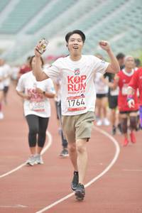 BIB: 5580, 1764
                            <button type="button" onclick="openModal(5948338)" class="btn btn-primary btn-sm float-right btn-popup" data-toggle="modal" data-target=".modal-high-quality">
                        <i class="fas fa-shopping-cart"></i> Add to Cart
                    </button>
                                            <button type="button" onclick="isThisMe(5948338, true)" class="btn btn-success btn-sm float-right btn-popup btn-isme hidden" data-toggle="tooltip" data-placement="bottom" title="นี่คือรูปของคุณใช่ไหม คลิกที่นี่เพื่อเอาเข้าอัลบั้ม">
                        <i class="fas fa-plus"></i> Add to album
                    </button>
                    <button type="button" onclick="isThisMe(5948338, false)" class="btn btn-warning btn-sm float-right btn-popup btn-isnotme hidden">
                        <i class="fas fa-ban"></i> Remove from album
                    </button>