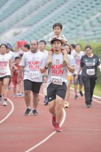 BIB: 7356, 201, 258
                            <button type="button" onclick="openModal(5938265)" class="btn btn-primary btn-sm float-right btn-popup" data-toggle="modal" data-target=".modal-high-quality">
                        <i class="fas fa-shopping-cart"></i> Add to Cart
                    </button>
                                            <button type="button" onclick="isThisMe(5938265, true)" class="btn btn-success btn-sm float-right btn-popup btn-isme hidden" data-toggle="tooltip" data-placement="bottom" title="นี่คือรูปของคุณใช่ไหม คลิกที่นี่เพื่อเอาเข้าอัลบั้ม">
                        <i class="fas fa-plus"></i> Add to album
                    </button>
                    <button type="button" onclick="isThisMe(5938265, false)" class="btn btn-warning btn-sm float-right btn-popup btn-isnotme hidden">
                        <i class="fas fa-ban"></i> Remove from album
                    </button>