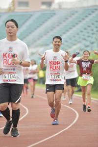 BIB: 201, 2575, 4104, 1190
                            <button type="button" onclick="openModal(5951438)" class="btn btn-primary btn-sm float-right btn-popup" data-toggle="modal" data-target=".modal-high-quality">
                        <i class="fas fa-shopping-cart"></i> Add to Cart
                    </button>
                                            <button type="button" onclick="isThisMe(5951438, true)" class="btn btn-success btn-sm float-right btn-popup btn-isme hidden" data-toggle="tooltip" data-placement="bottom" title="นี่คือรูปของคุณใช่ไหม คลิกที่นี่เพื่อเอาเข้าอัลบั้ม">
                        <i class="fas fa-plus"></i> Add to album
                    </button>
                    <button type="button" onclick="isThisMe(5951438, false)" class="btn btn-warning btn-sm float-right btn-popup btn-isnotme hidden">
                        <i class="fas fa-ban"></i> Remove from album
                    </button>