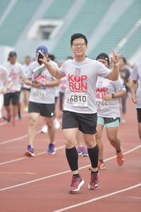 BIB: 6216, 6810, 244
                            <button type="button" onclick="openModal(5936959)" class="btn btn-primary btn-sm float-right btn-popup" data-toggle="modal" data-target=".modal-high-quality">
                        <i class="fas fa-shopping-cart"></i> Add to Cart
                    </button>
                                            <button type="button" onclick="isThisMe(5936959, true)" class="btn btn-success btn-sm float-right btn-popup btn-isme hidden" data-toggle="tooltip" data-placement="bottom" title="นี่คือรูปของคุณใช่ไหม คลิกที่นี่เพื่อเอาเข้าอัลบั้ม">
                        <i class="fas fa-plus"></i> Add to album
                    </button>
                    <button type="button" onclick="isThisMe(5936959, false)" class="btn btn-warning btn-sm float-right btn-popup btn-isnotme hidden">
                        <i class="fas fa-ban"></i> Remove from album
                    </button>