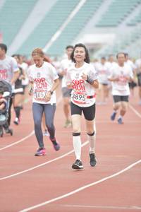 BIB: 3895, 105
                            <button type="button" onclick="openModal(5946602)" class="btn btn-primary btn-sm float-right btn-popup" data-toggle="modal" data-target=".modal-high-quality">
                        <i class="fas fa-shopping-cart"></i> Add to Cart
                    </button>
                                            <button type="button" onclick="isThisMe(5946602, true)" class="btn btn-success btn-sm float-right btn-popup btn-isme hidden" data-toggle="tooltip" data-placement="bottom" title="นี่คือรูปของคุณใช่ไหม คลิกที่นี่เพื่อเอาเข้าอัลบั้ม">
                        <i class="fas fa-plus"></i> Add to album
                    </button>
                    <button type="button" onclick="isThisMe(5946602, false)" class="btn btn-warning btn-sm float-right btn-popup btn-isnotme hidden">
                        <i class="fas fa-ban"></i> Remove from album
                    </button>